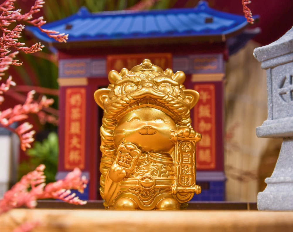 Golden Imperial Decree Fortune Cat with Display Stand and Gateway Stage