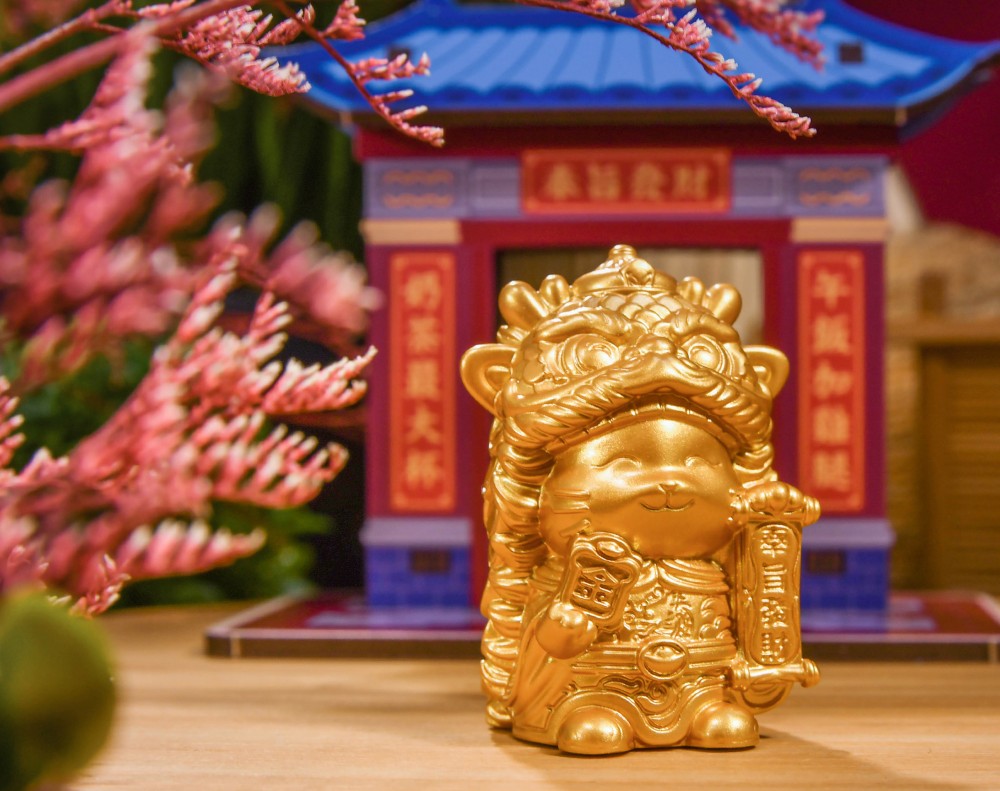 Golden Imperial Decree Fortune Cat with Display Stand and Gateway Stage